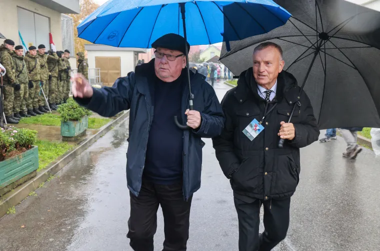 Tko je sve bio u koloni sjećanja, a tko već godinama promatra s prozora: Pogledajte fotografije
