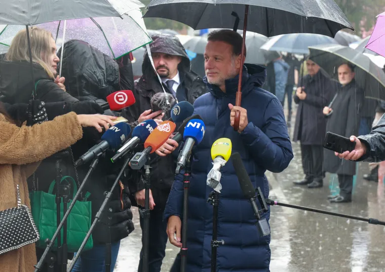 Tko je sve bio u koloni sjećanja, a tko već godinama promatra s prozora: Pogledajte fotografije