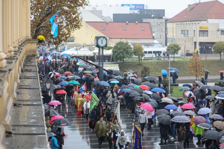 Tko je sve bio u koloni sjećanja, a tko već godinama promatra s prozora: Pogledajte fotografije