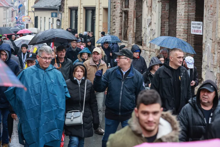 Tko je sve bio u koloni sjećanja, a tko već godinama promatra s prozora: Pogledajte fotografije