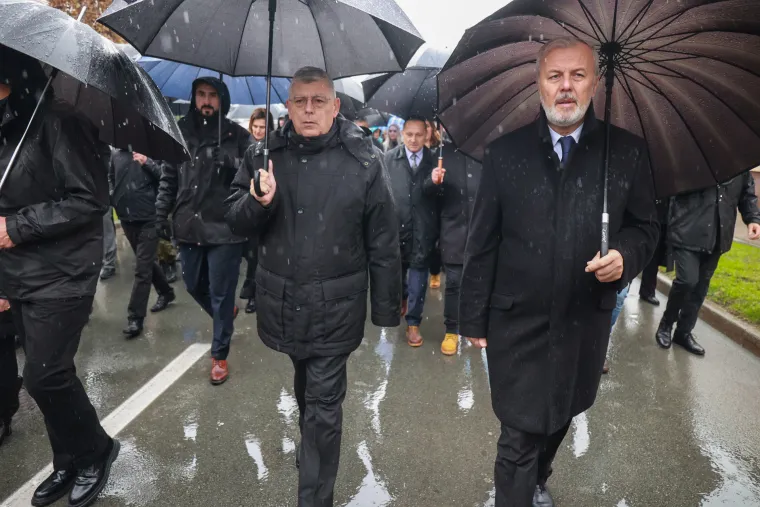Tko je sve bio u koloni sjećanja, a tko već godinama promatra s prozora: Pogledajte fotografije