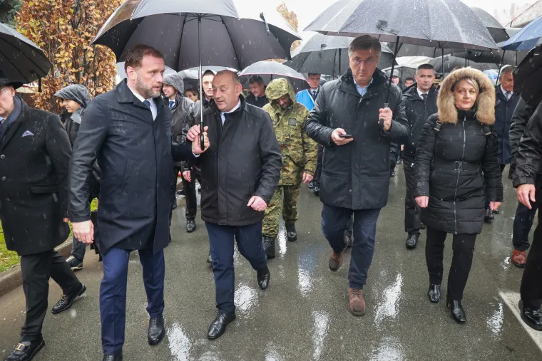 Tko je sve bio u koloni sjećanja, a tko već godinama promatra s prozora: Pogledajte fotografije