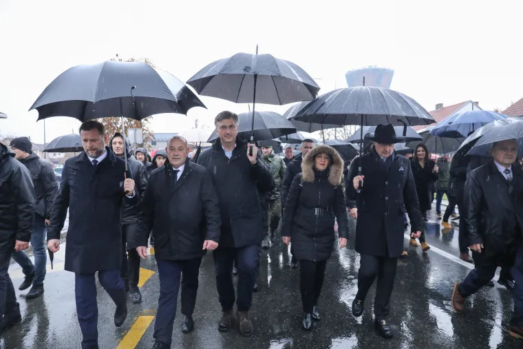 Tko je sve bio u koloni sjećanja, a tko već godinama promatra s prozora: Pogledajte fotografije