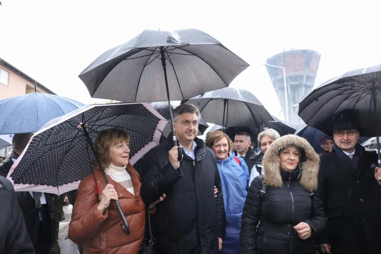 Tko je sve bio u koloni sjećanja, a tko već godinama promatra s prozora: Pogledajte fotografije