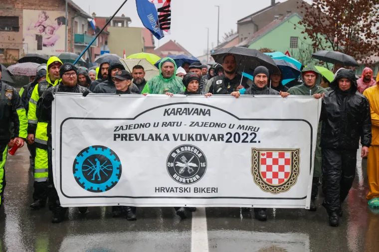 Tko je sve bio u koloni sjećanja, a tko već godinama promatra s prozora: Pogledajte fotografije