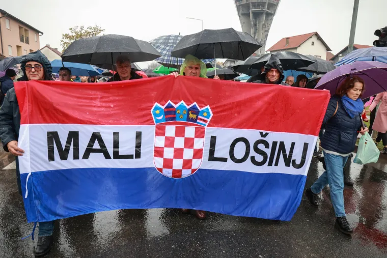 Tko je sve bio u koloni sjećanja, a tko već godinama promatra s prozora: Pogledajte fotografije