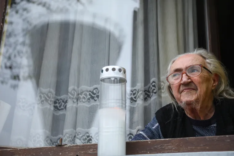 Tko je sve bio u koloni sjećanja, a tko već godinama promatra s prozora: Pogledajte fotografije