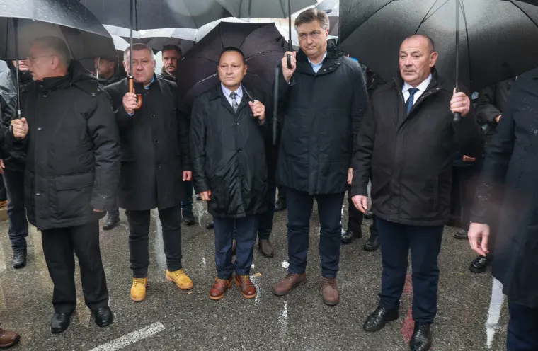 Tko je sve bio u koloni sjećanja, a tko već godinama promatra s prozora: Pogledajte fotografije