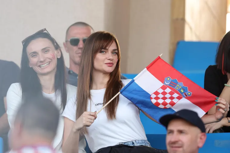 Biramo najljepšu navijačicu: Tko će od ovih dama u kockicama ponijeti titulu najzgodnije?
