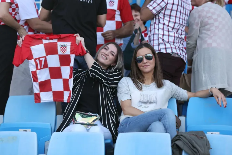 Biramo najljepšu navijačicu: Tko će od ovih dama u kockicama ponijeti titulu najzgodnije?