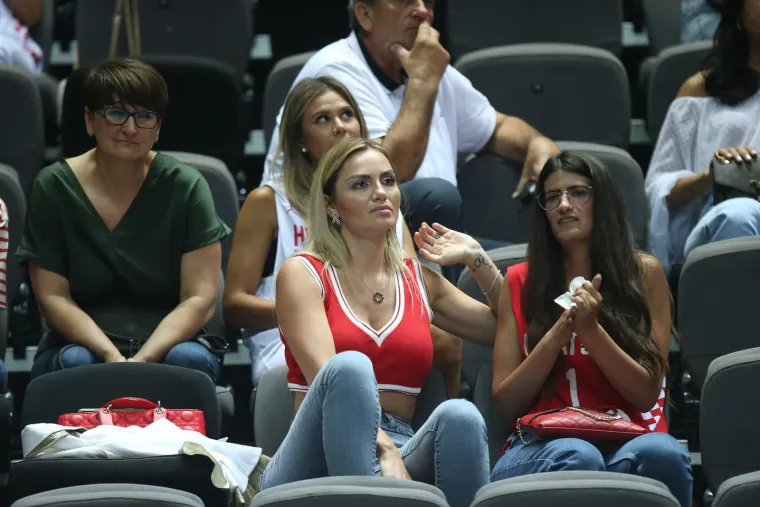 Biramo najljepšu navijačicu: Tko će od ovih dama u kockicama ponijeti titulu najzgodnije?