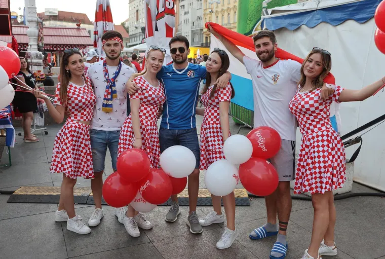 Biramo najljepšu navijačicu: Tko će od ovih dama u kockicama ponijeti titulu najzgodnije?
