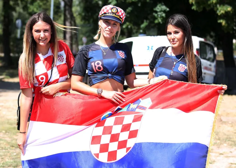 Biramo najljepšu navijačicu: Tko će od ovih dama u kockicama ponijeti titulu najzgodnije?