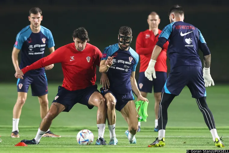 Pogledajte fotografije s prvog treninga Vatrenih u Kataru: Ćorluka u&scaron;ao u duel s Gvardiolom