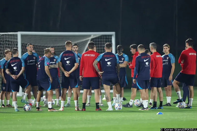 Pogledajte fotografije s prvog treninga Vatrenih u Kataru: Ćorluka u&scaron;ao u duel s Gvardiolom