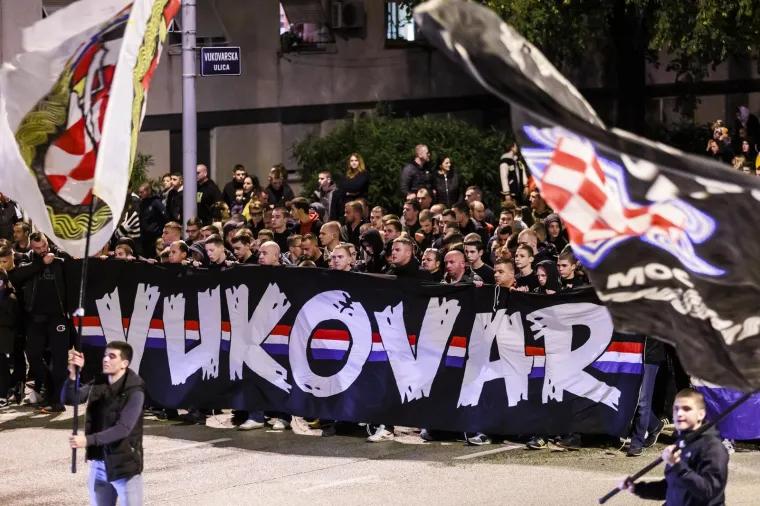 Tisuće u mimohodu Torcide za Vukovar i &Scaron;kabrnju. Ispred kolone zastava HOS-a i 'Za dom spremni'