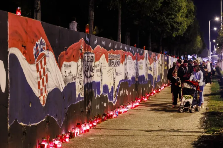 Tisuće u mimohodu Torcide za Vukovar i &Scaron;kabrnju. Ispred kolone zastava HOS-a i 'Za dom spremni'