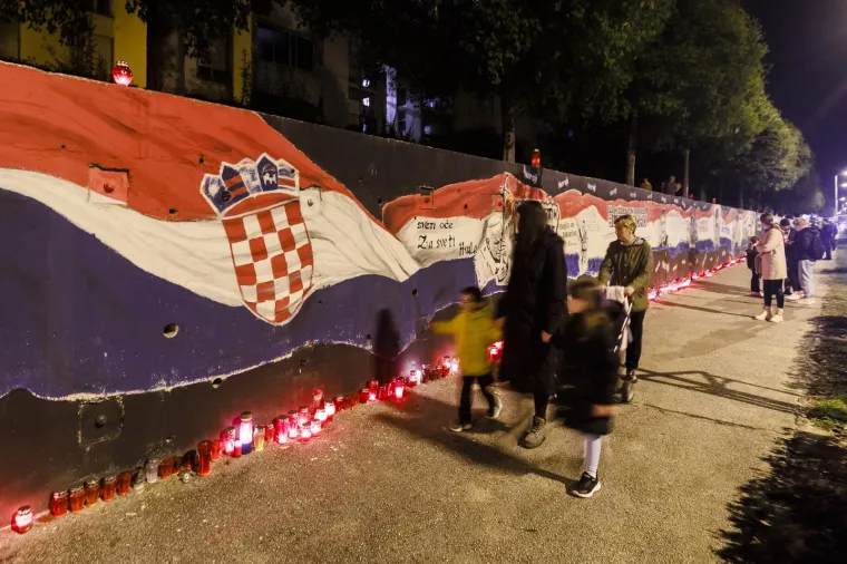 Tisuće u mimohodu Torcide za Vukovar i &Scaron;kabrnju. Ispred kolone zastava HOS-a i 'Za dom spremni'