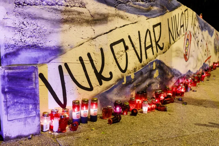 Tisuće u mimohodu Torcide za Vukovar i &Scaron;kabrnju. Ispred kolone zastava HOS-a i 'Za dom spremni'