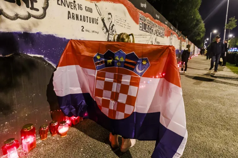 Tisuće u mimohodu Torcide za Vukovar i &Scaron;kabrnju. Ispred kolone zastava HOS-a i 'Za dom spremni'