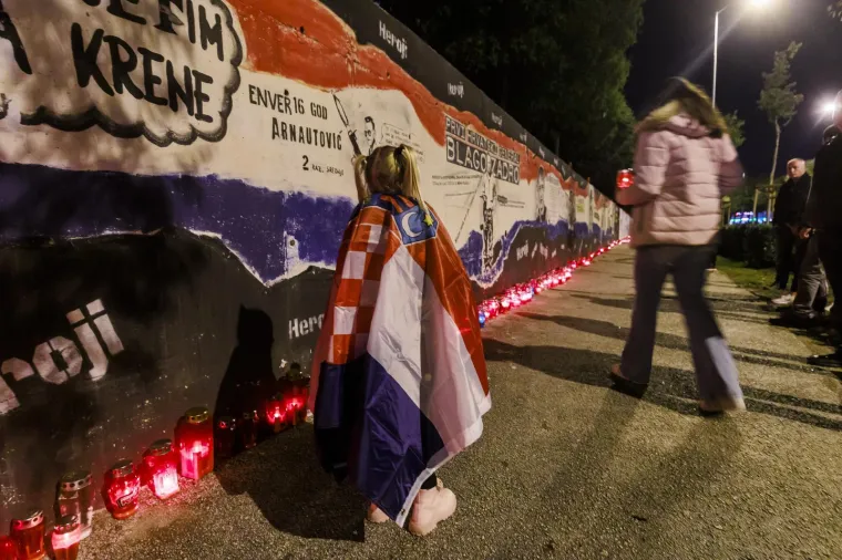 Tisuće u mimohodu Torcide za Vukovar i &Scaron;kabrnju. Ispred kolone zastava HOS-a i 'Za dom spremni'