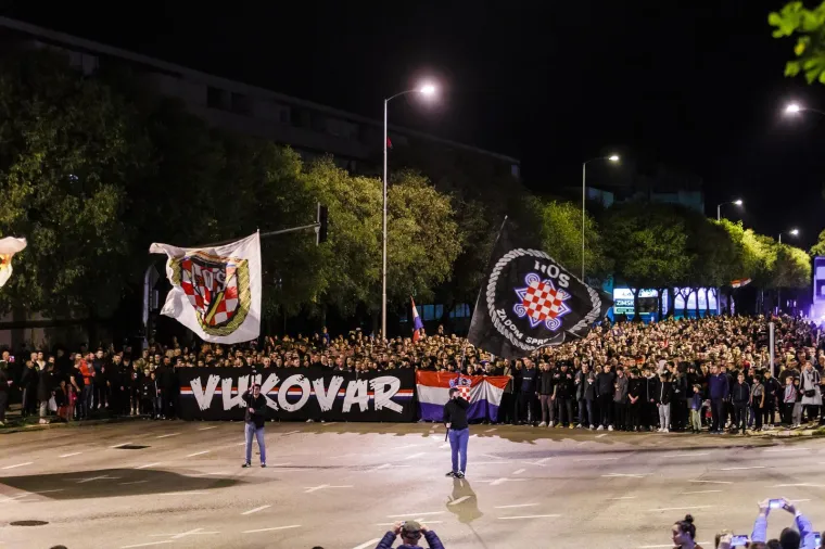 Tisuće u mimohodu Torcide za Vukovar i &Scaron;kabrnju. Ispred kolone zastava HOS-a i 'Za dom spremni'