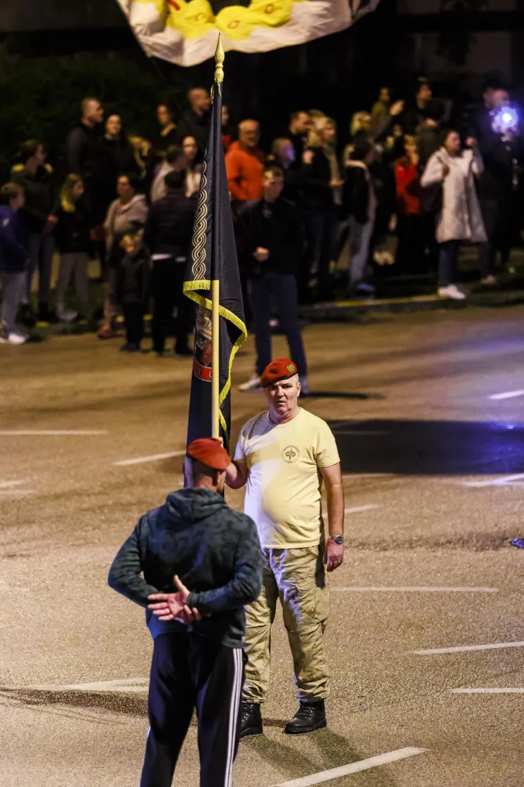 Tisuće u mimohodu Torcide za Vukovar i &Scaron;kabrnju. Ispred kolone zastava HOS-a i 'Za dom spremni'