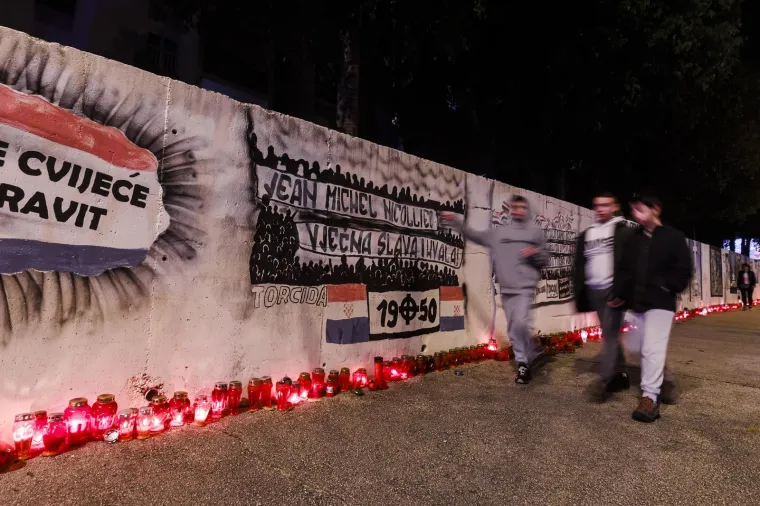 Tisuće u mimohodu Torcide za Vukovar i &Scaron;kabrnju. Ispred kolone zastava HOS-a i 'Za dom spremni'