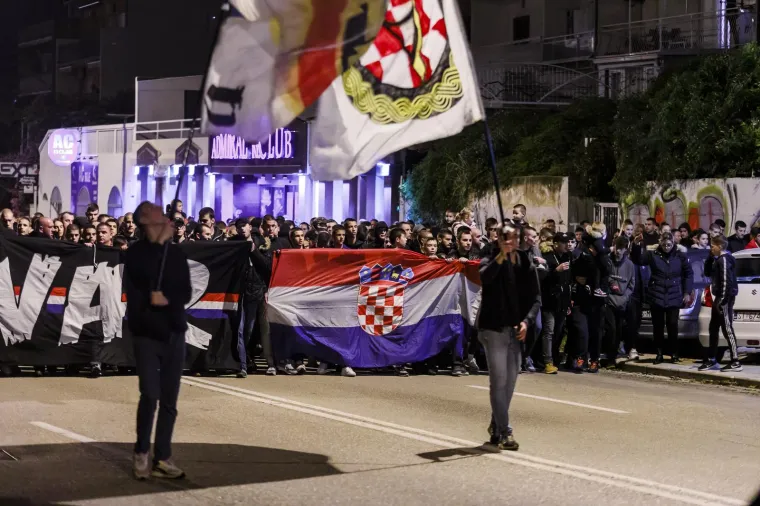 Tisuće u mimohodu Torcide za Vukovar i &Scaron;kabrnju. Ispred kolone zastava HOS-a i 'Za dom spremni'