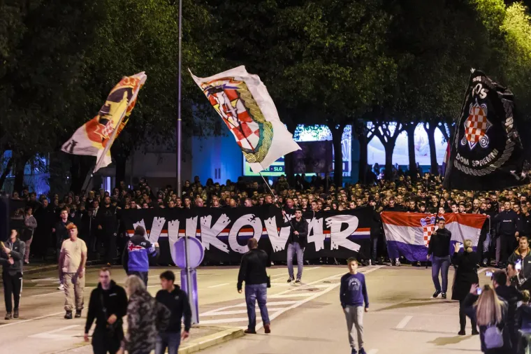 Tisuće u mimohodu Torcide za Vukovar i &Scaron;kabrnju. Ispred kolone zastava HOS-a i 'Za dom spremni'