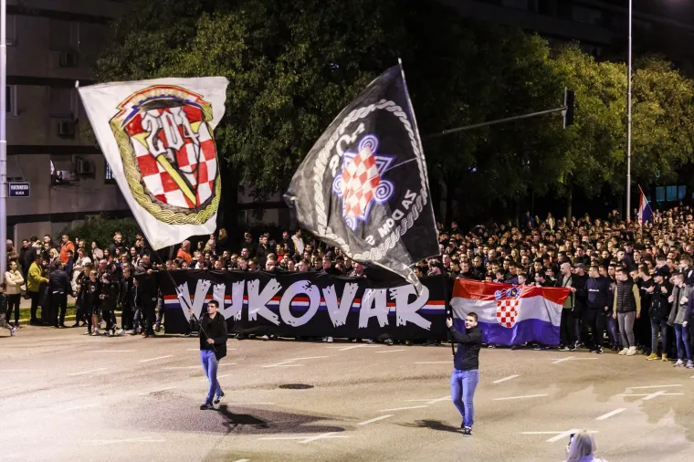Tisuće u mimohodu Torcide za Vukovar i &Scaron;kabrnju. Ispred kolone zastava HOS-a i 'Za dom spremni'