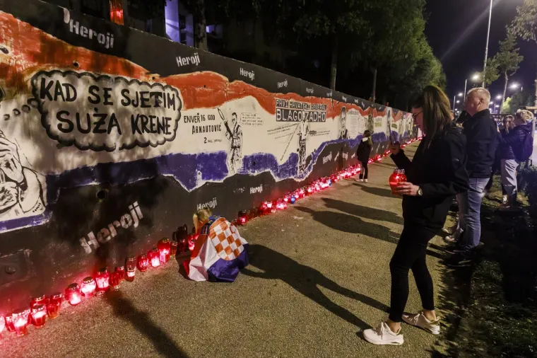 Tisuće u mimohodu Torcide za Vukovar i &Scaron;kabrnju. Ispred kolone zastava HOS-a i 'Za dom spremni'