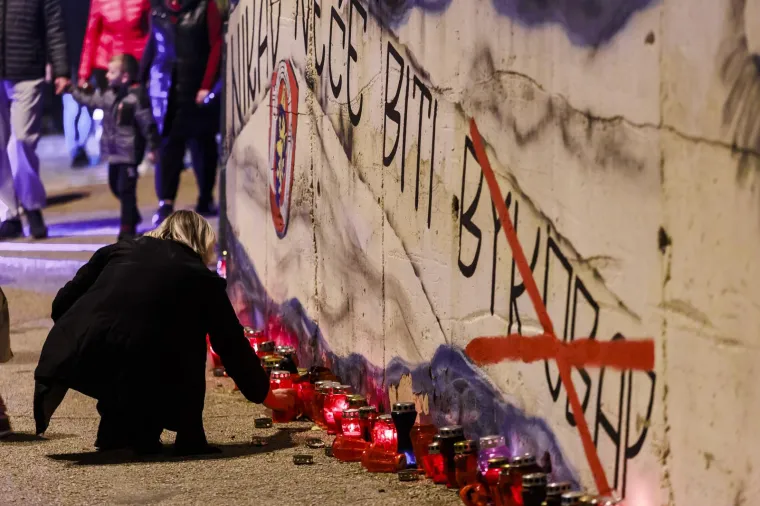 Tisuće u mimohodu Torcide za Vukovar i &Scaron;kabrnju. Ispred kolone zastava HOS-a i 'Za dom spremni'