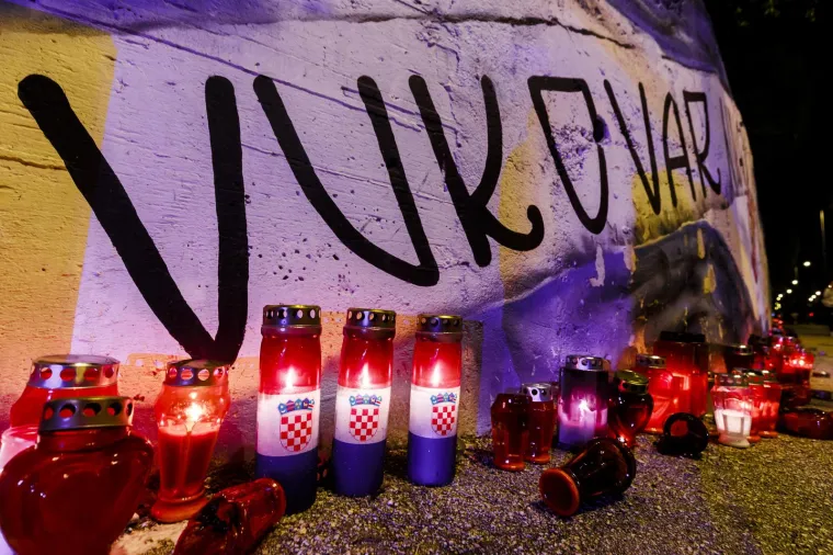 Tisuće u mimohodu Torcide za Vukovar i &Scaron;kabrnju. Ispred kolone zastava HOS-a i 'Za dom spremni'