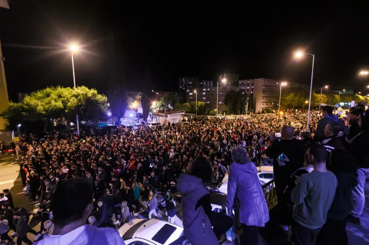 Tisuće u mimohodu Torcide za Vukovar i &Scaron;kabrnju. Ispred kolone zastava HOS-a i 'Za dom spremni'