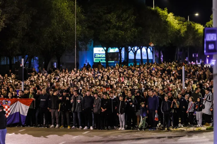 Tisuće u mimohodu Torcide za Vukovar i &Scaron;kabrnju. Ispred kolone zastava HOS-a i 'Za dom spremni'