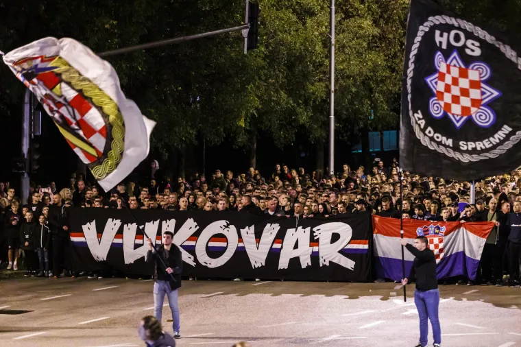 Tisuće u mimohodu Torcide za Vukovar i &Scaron;kabrnju. Ispred kolone zastava HOS-a i 'Za dom spremni'