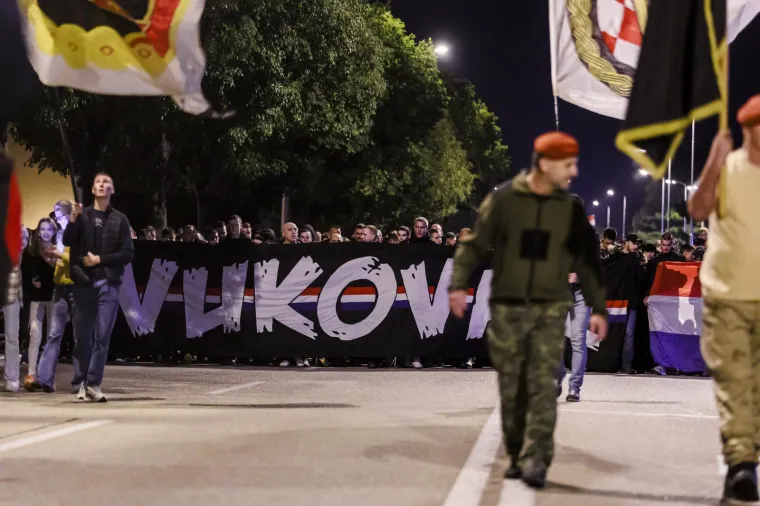 Tisuće u mimohodu Torcide za Vukovar i &Scaron;kabrnju. Ispred kolone zastava HOS-a i 'Za dom spremni'