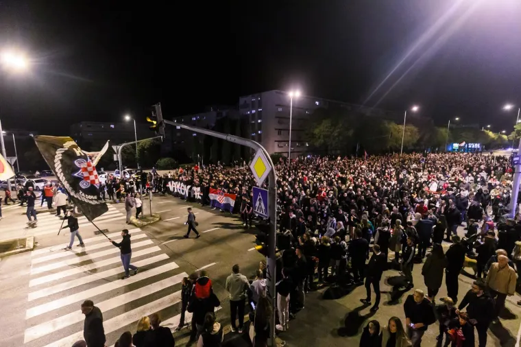 Tisuće u mimohodu Torcide za Vukovar i &Scaron;kabrnju. Ispred kolone zastava HOS-a i 'Za dom spremni'