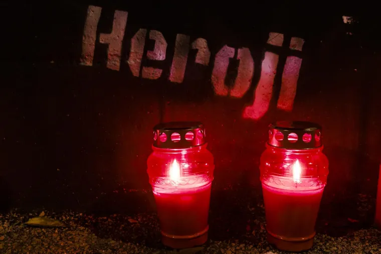 Tisuće u mimohodu Torcide za Vukovar i &Scaron;kabrnju. Ispred kolone zastava HOS-a i 'Za dom spremni'