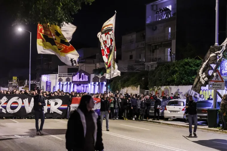 Tisuće u mimohodu Torcide za Vukovar i &Scaron;kabrnju. Ispred kolone zastava HOS-a i 'Za dom spremni'