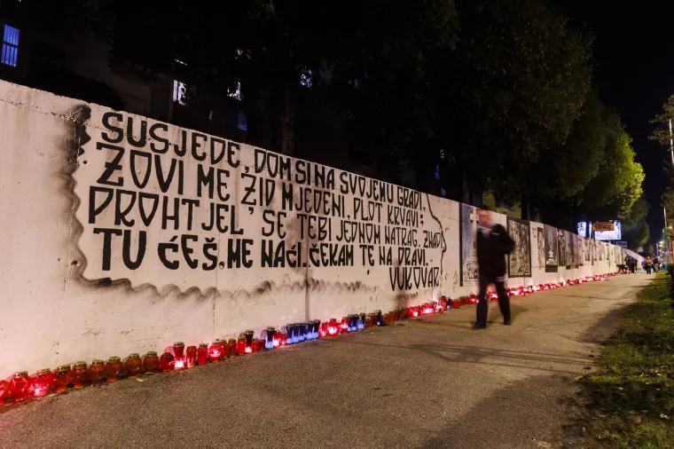 Tisuće u mimohodu Torcide za Vukovar i &Scaron;kabrnju. Ispred kolone zastava HOS-a i 'Za dom spremni'