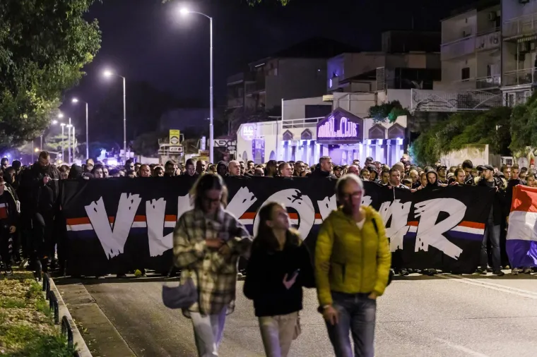 Tisuće u mimohodu Torcide za Vukovar i &Scaron;kabrnju. Ispred kolone zastava HOS-a i 'Za dom spremni'