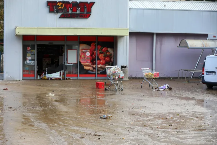 Uništeni auti, trgovine, podrumi i ceste. Pogledajte posljedice nezapamćene kiše u Novom Vinodolskom