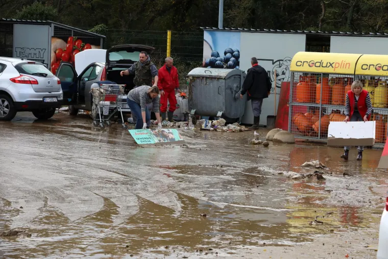 Uništeni auti, trgovine, podrumi i ceste. Pogledajte posljedice nezapamćene kiše u Novom Vinodolskom