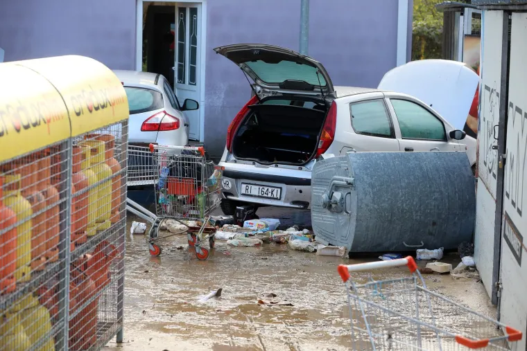 Uništeni auti, trgovine, podrumi i ceste. Pogledajte posljedice nezapamćene kiše u Novom Vinodolskom