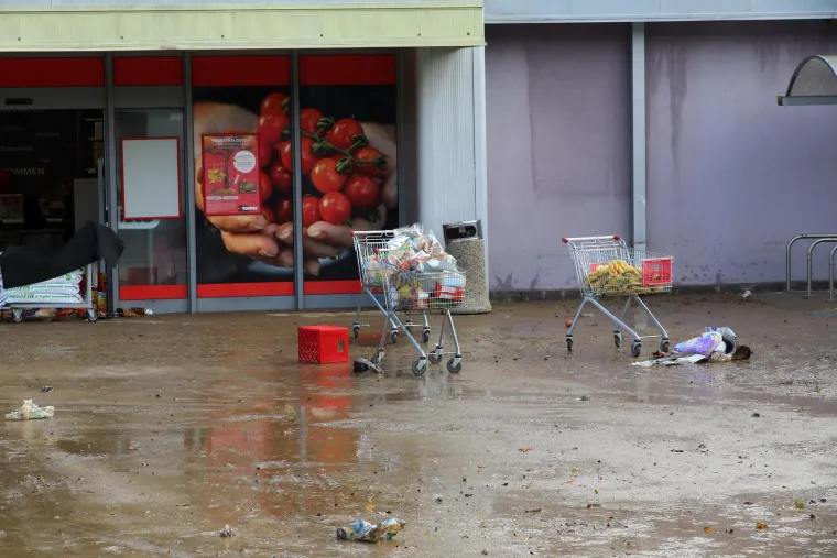 Uništeni auti, trgovine, podrumi i ceste. Pogledajte posljedice nezapamćene kiše u Novom Vinodolskom