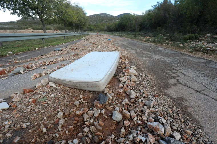 Uni&scaron;teni auti, trgovine, podrumi i ceste. Pogledajte posljedice nezapamćene ki&scaron;e u Novom Vinodolskom