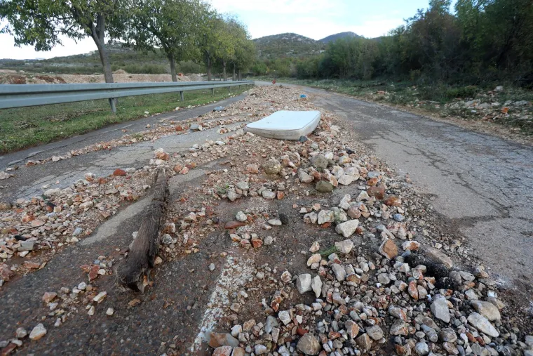 Ove fotografije svjedoče razmjerima katastrofe u Novom Vinodolskom, ljudi su spašavali što se spasiti da