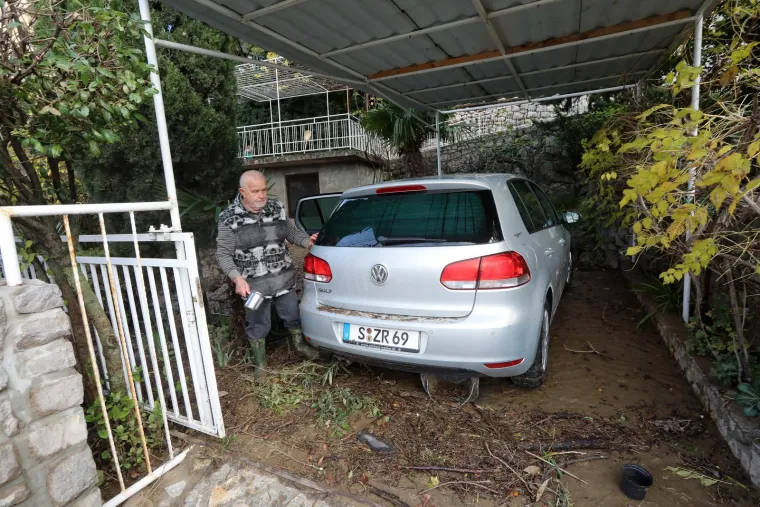 Ove fotografije svjedoče razmjerima katastrofe u Novom Vinodolskom, ljudi su spašavali što se spasiti da